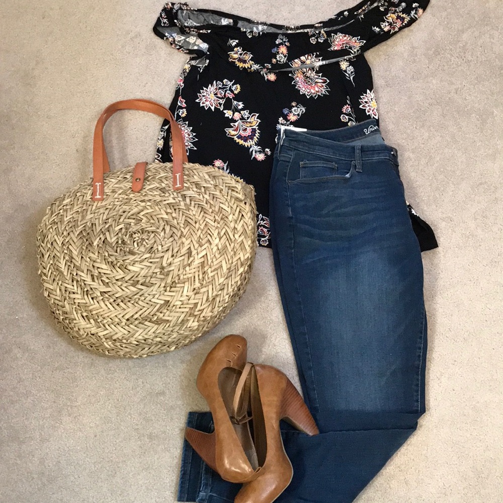 Black Off the shoulder top 🌻